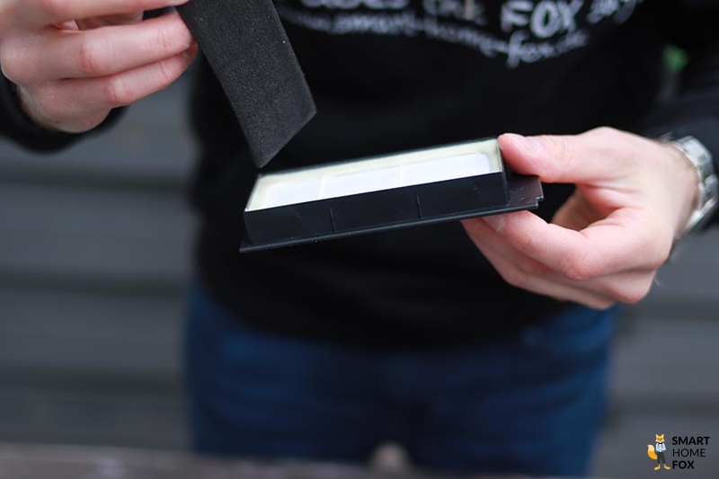 The fine dust filter and the HEPA filter are held in the hands.